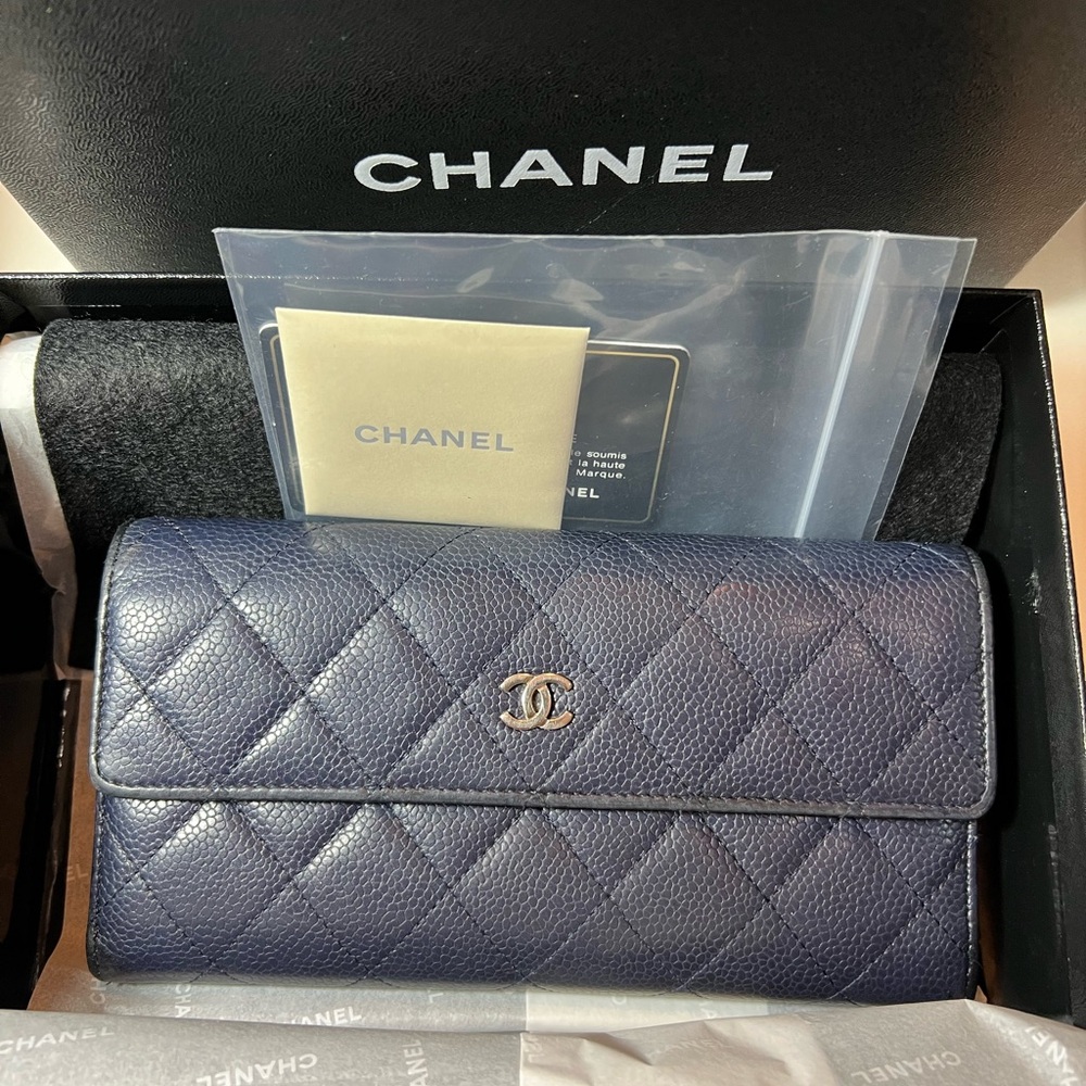 CHANEL 18 series caviar skin matelassé  bi-fold